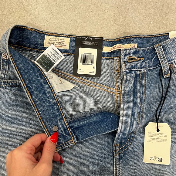 Levi’s 80’s mom shorts - Picture 4 of 6